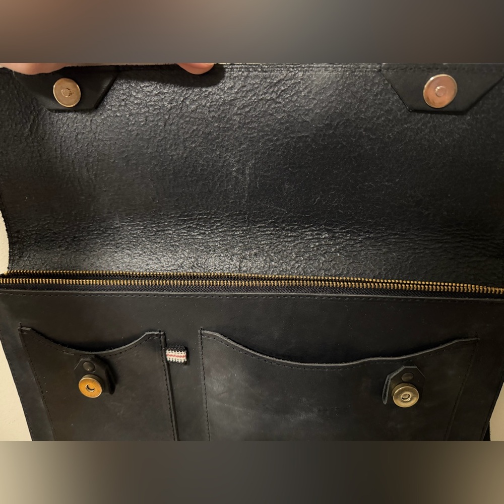 Lowell MTL Full-Grain Leather Messenger Bag, Designed & Handcrafted in Montreal - Picture 8 of 11